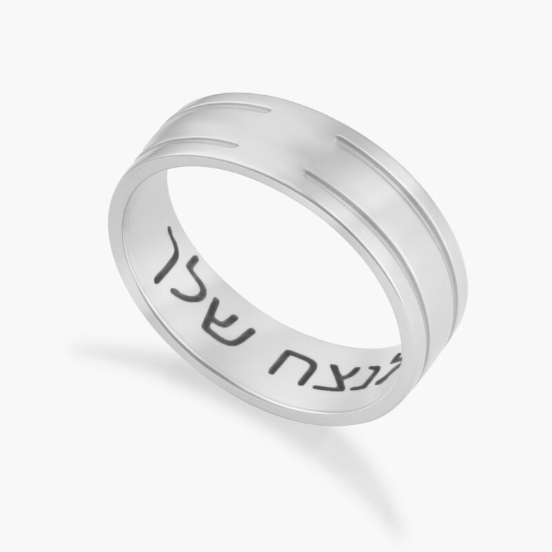 טבעת פסים עם חריטה פנימית לגבר