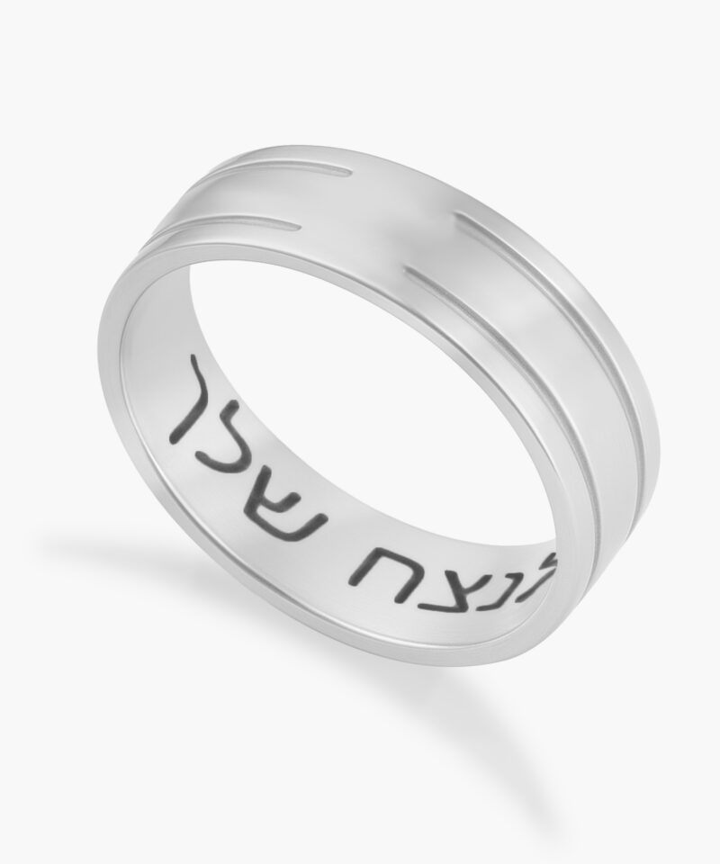 טבעת פסים עם חריטה פנימית לגבר