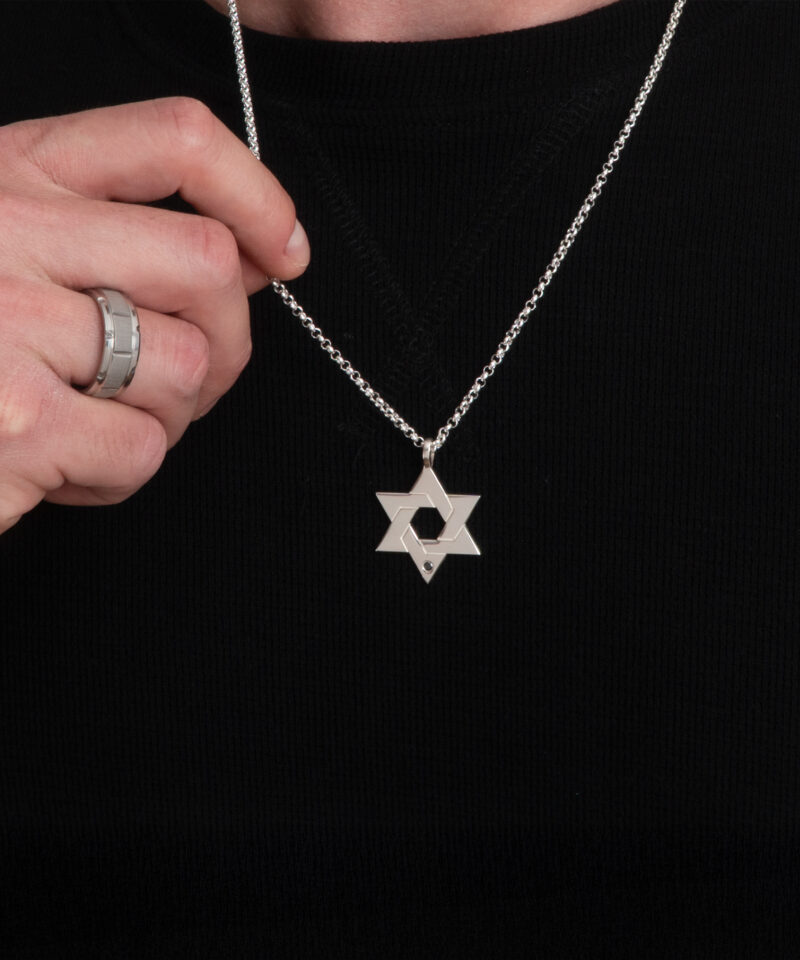 שרשרת מגן דוד עם אבן שחורה לגבר
